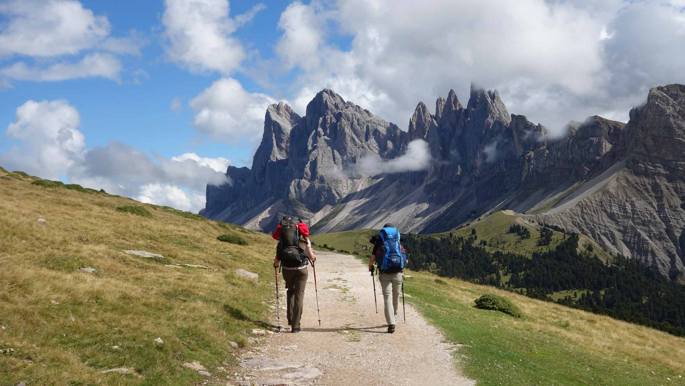 Toureinstieg - breiter Wanderweg mit typischem Dolomiten-Panorama