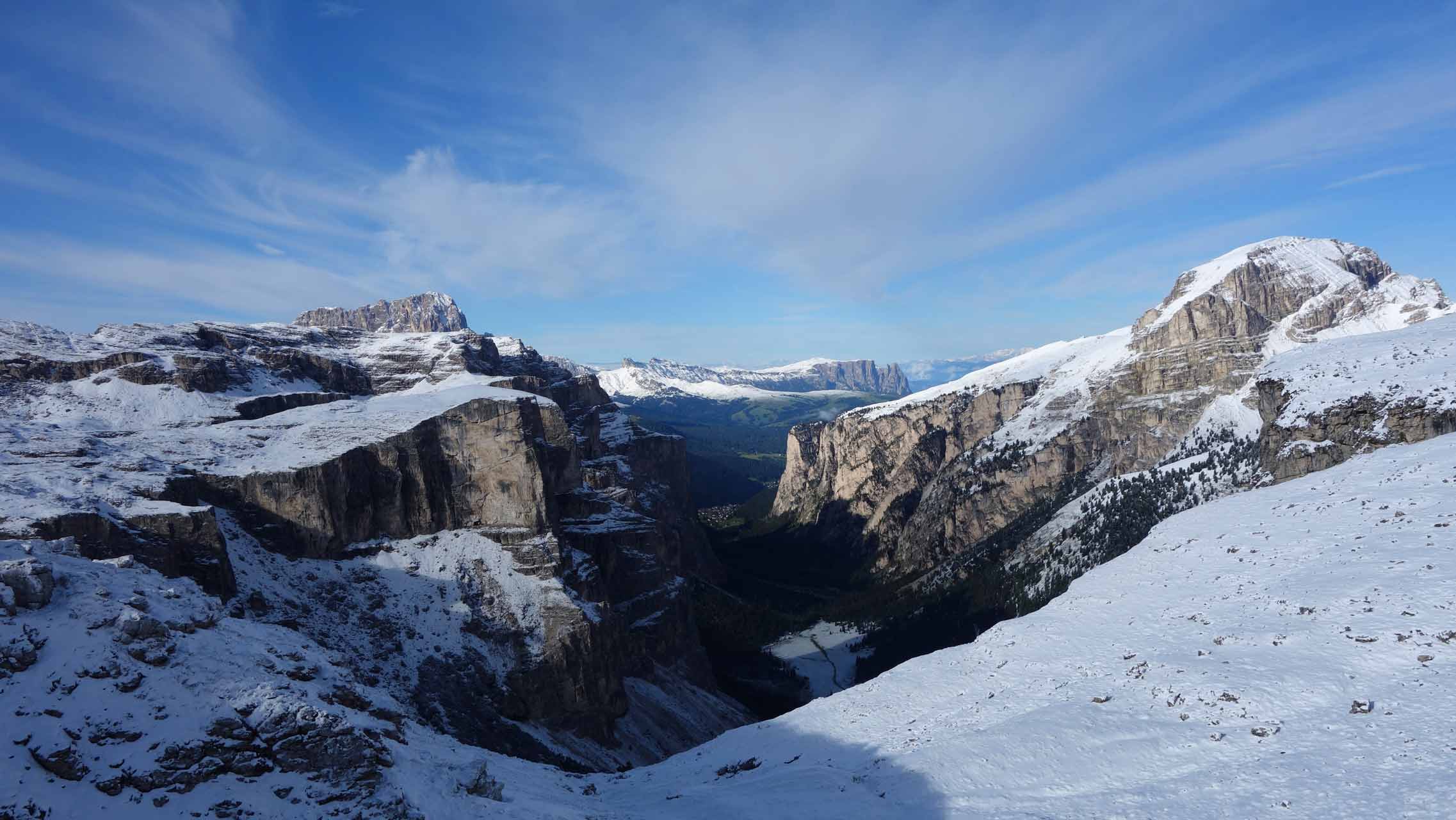 Ausblick kurz nach dem Aufbruch aus der Puezhütte nach nächtlichem Schneeeinfall