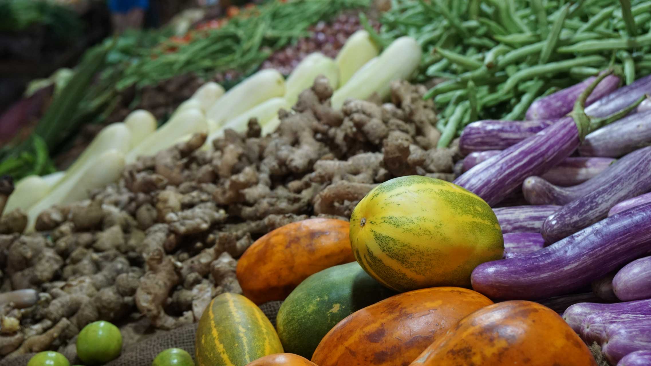 Kunterbunter Obststand in einer Markthalle in Galle